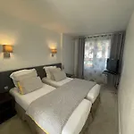 Adonis Hotel *