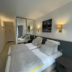 Adonis Hotel *