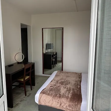 Adonis Hotel *