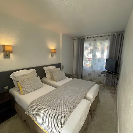Adonis Hotel *